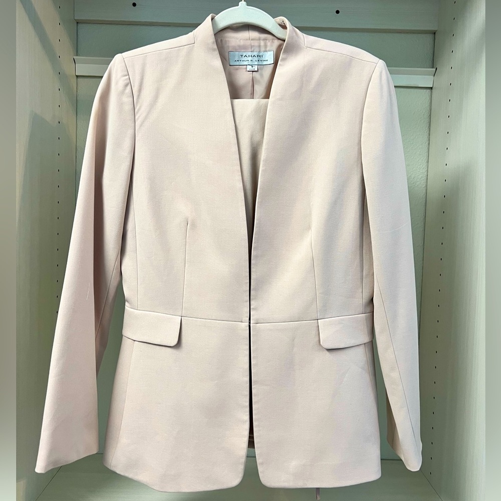 Chic 2-pc Tahari suit! Excellent condition